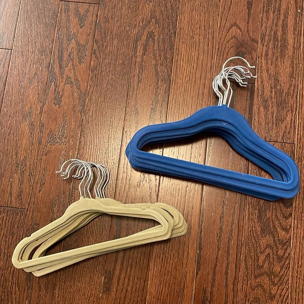 Kids’ slim velvet hangers